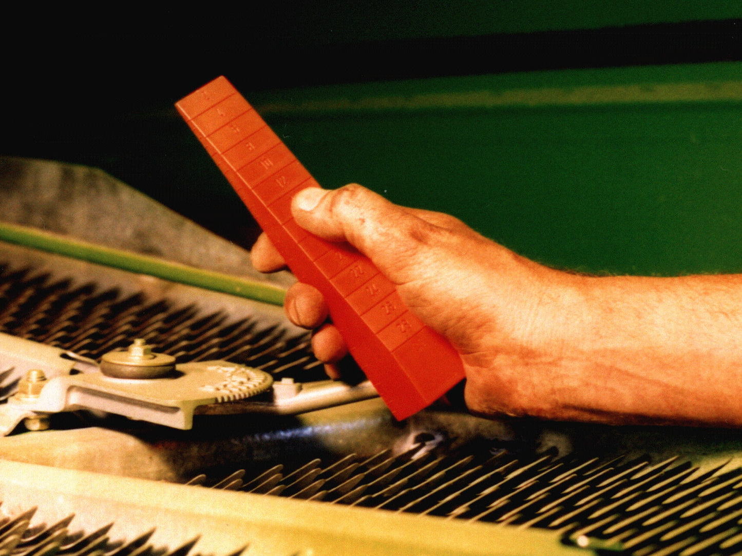 Combine harvester clearance gauge