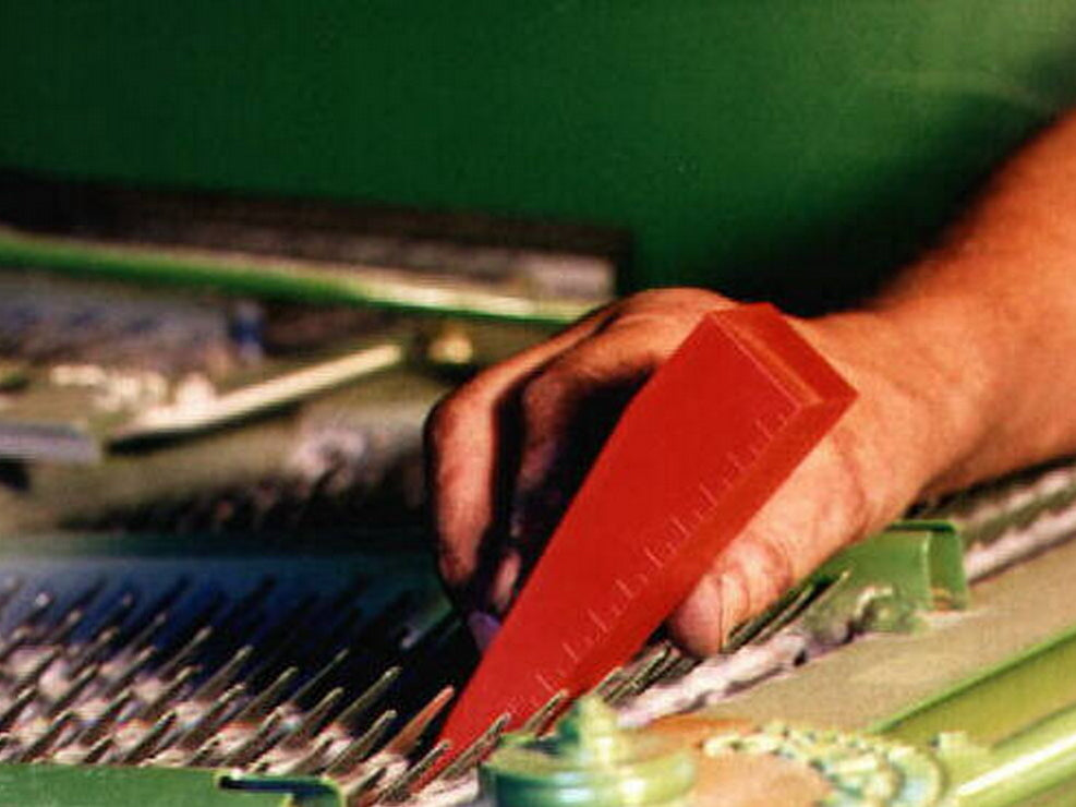 Combine harvester clearance gauge