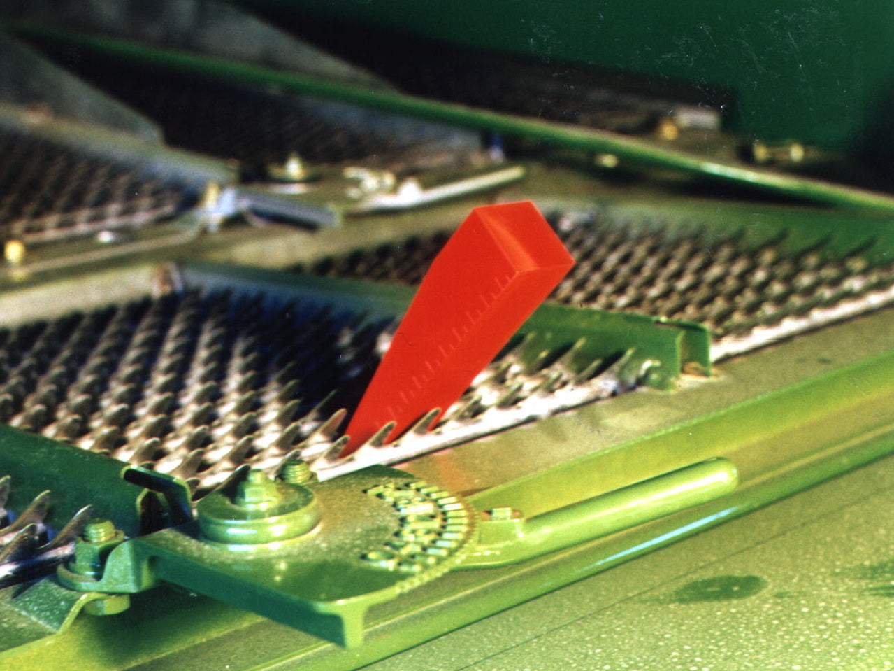 Combine harvester clearance gauge