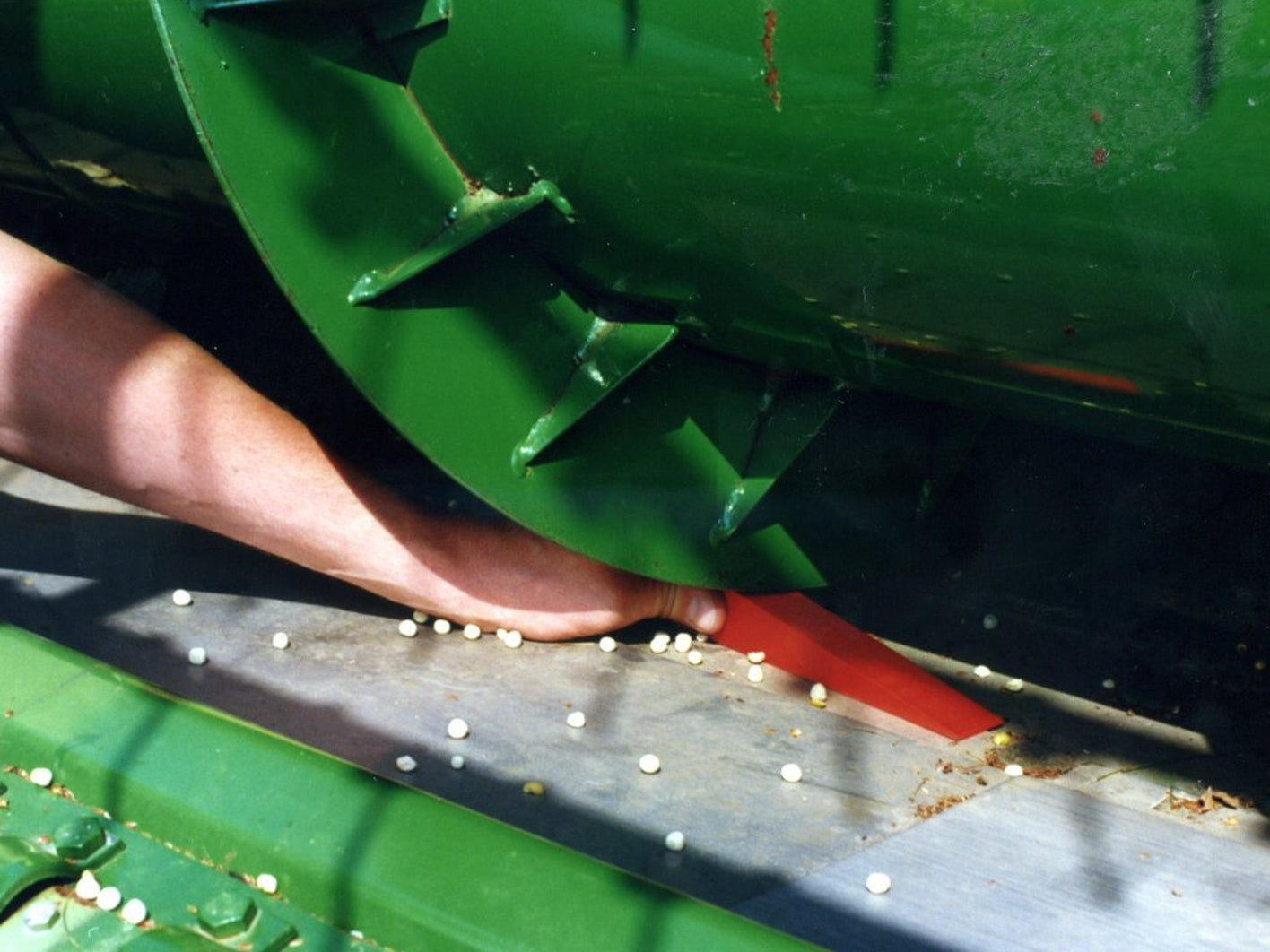 Combine harvester clearance gauge