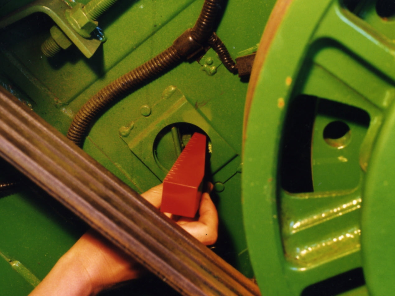 Combine harvester clearance gauge